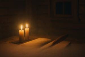 ağlama büyüsü nedir sorusuna görsel anlatım – mumlar, defter ve tüy kalem